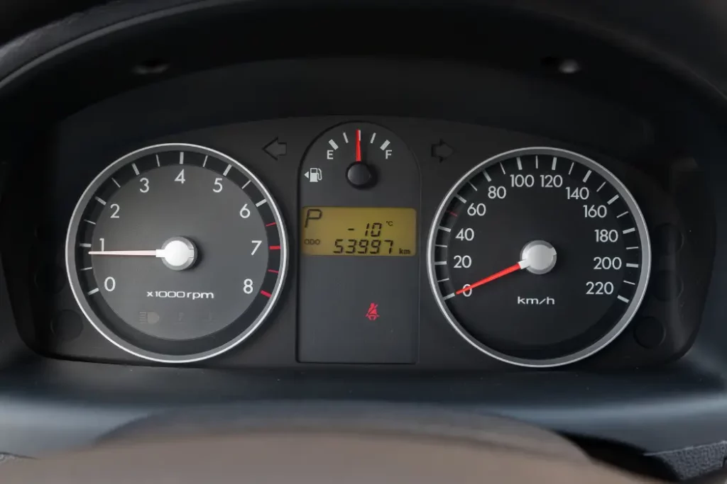 captura cuadro de mandos de coche mostrando la cantidad de gasolina en el depósito.